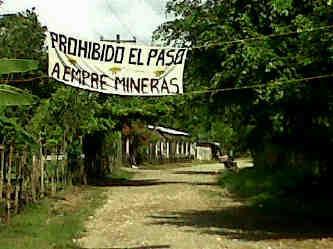 Banner against mining in Nueva Esperanza